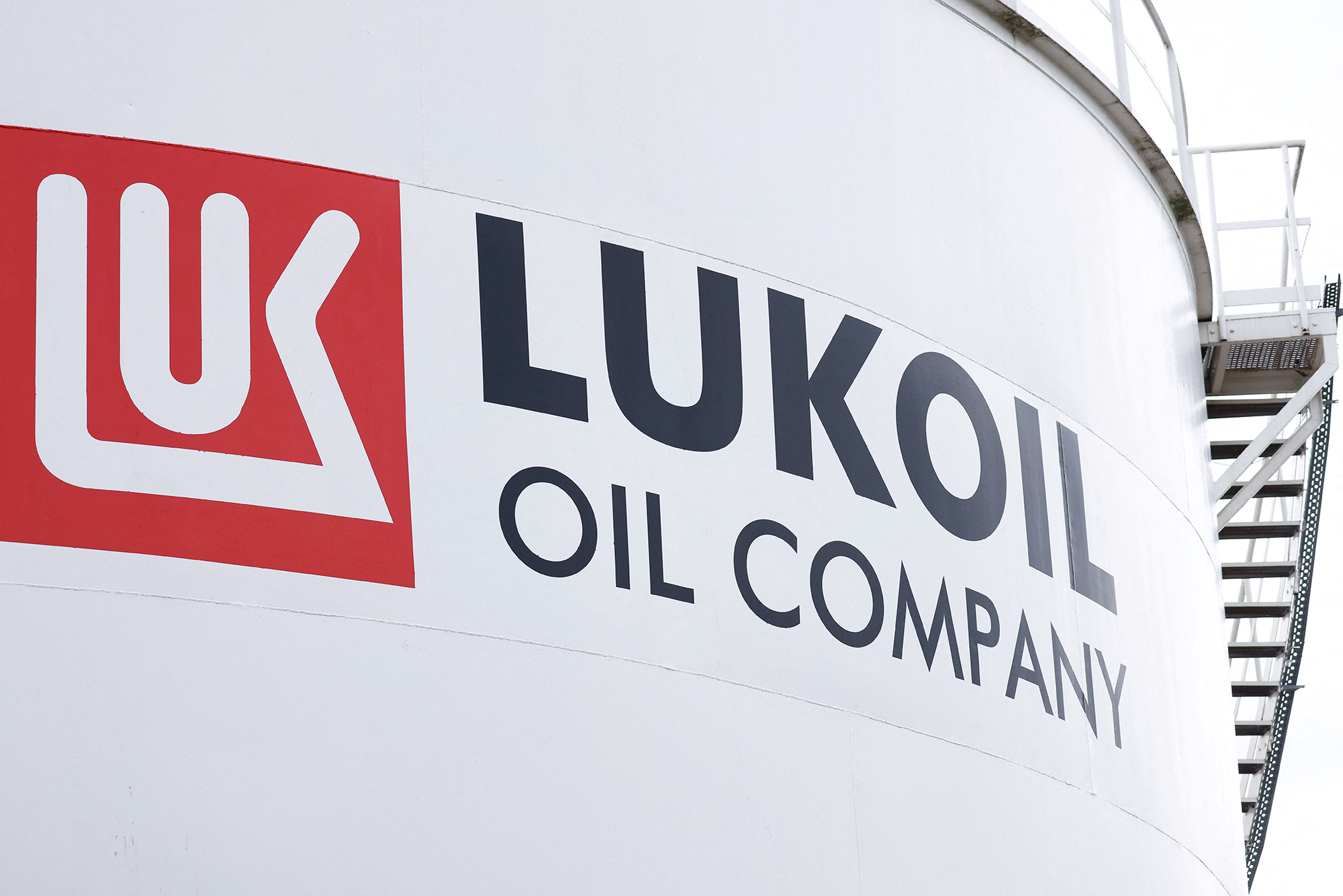 Lukoil-Logo (Bild: Kenzo Tribouillard/AFP)