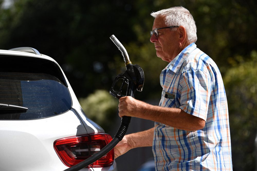 Mann an Tankstelle (Illustrationsbild: John Thys/AFP)