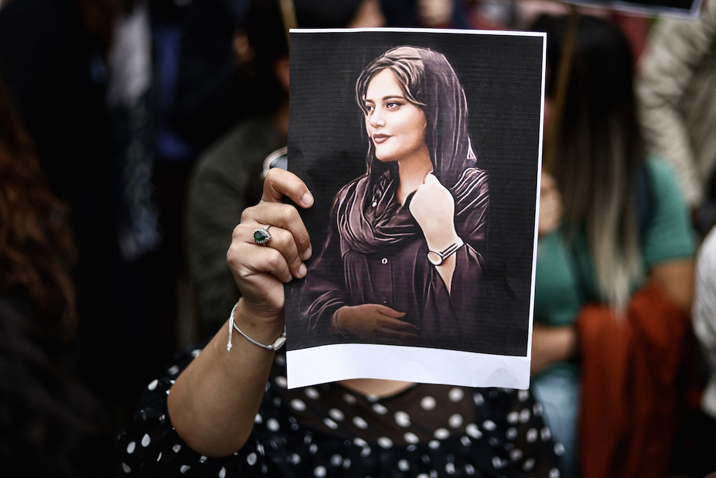 Solidaritätskundgebung für Mahsa Amini (Bild: Kenzo Tribouillard/AFP)