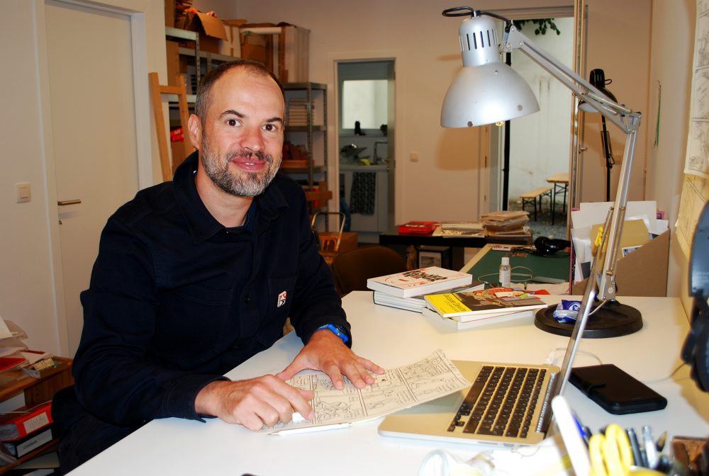Max de Radiguès am Zeichentisch in seinem Brüsseler Atelier (Bild: Kay Wagner/BRF)