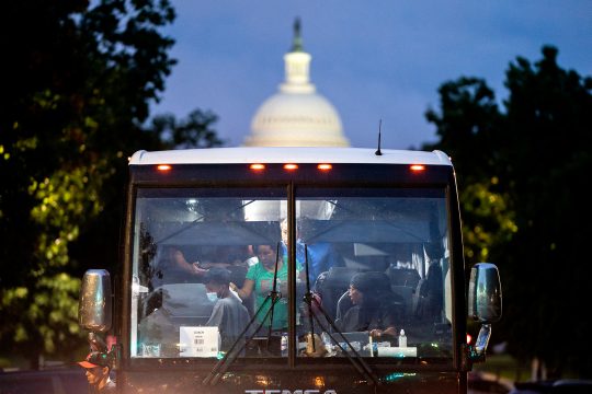Migranten steigen in der Nähe des US-Kapitols in Washington, DC, aus dem Bus - seit April hat der texanische Gouverneur Greg Abbott Busse mit Tausenden von Migranten aus Texas nach Washington, DC, und New York City fahren lassen, um auf die Kritik an der Grenzpolitik von US-Präsident Joe Biden hinzuweisen (Bild: Stefani Reynolds/AFP)