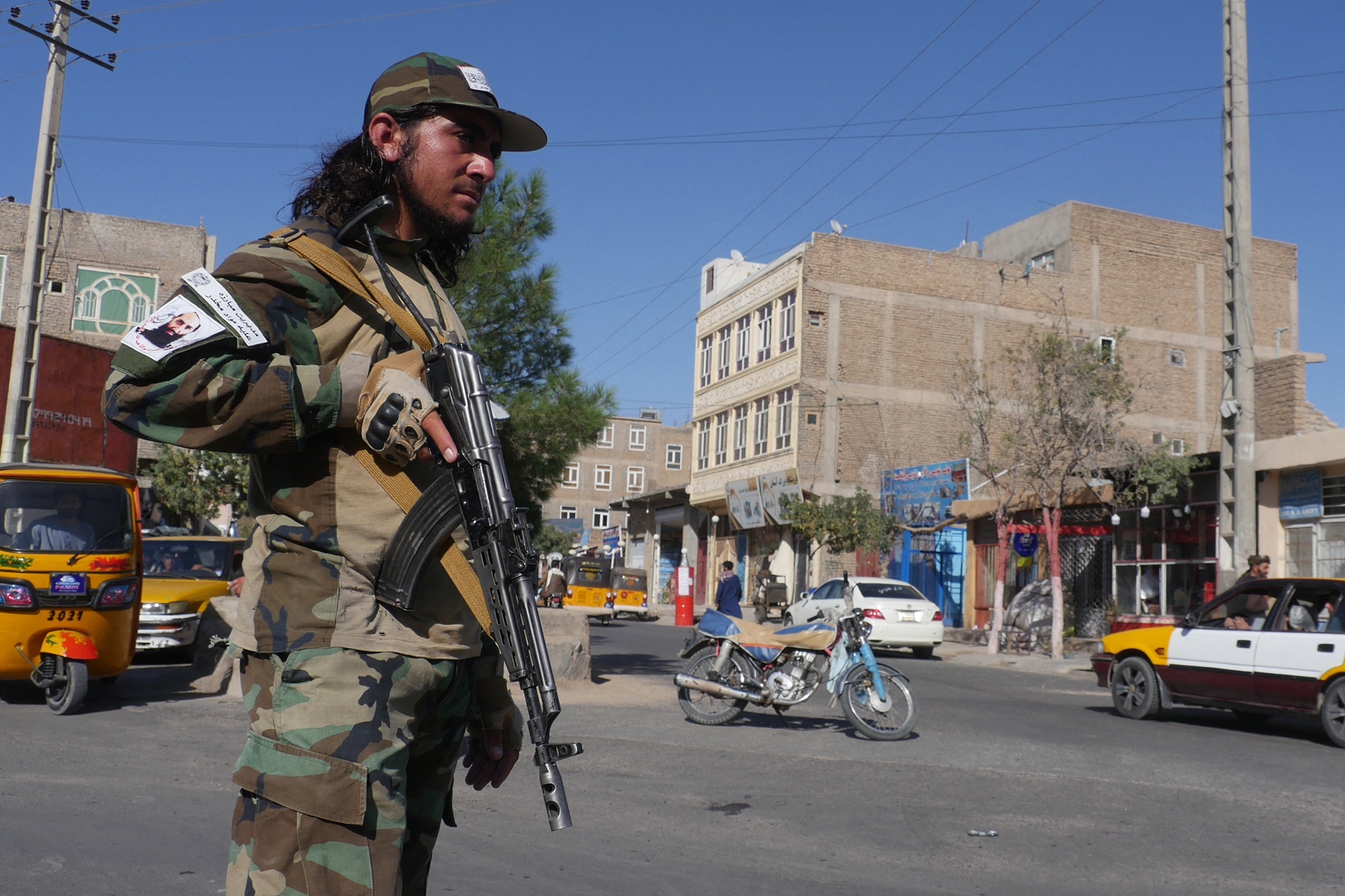 Ein Taliban-Kämpfer steht nach der Explosion in der Gazargah-Moschee in Herat Wache (Bild: AFP)