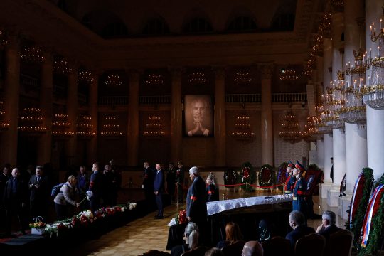 Trauernde in Moskau verneigen sich vor dem Sarg von Michail Gorbatschow (Bild: Evgenia Novozhenina/Pool/AFP)