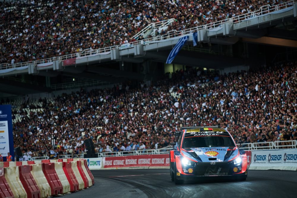 Thierry Neuville/Martijn Wydaeghe beim Auftakt der Rallye Griechenland im Olympia-Stadion von Athen (Bild: Romain Thuillier/Hyundai Motorsport )