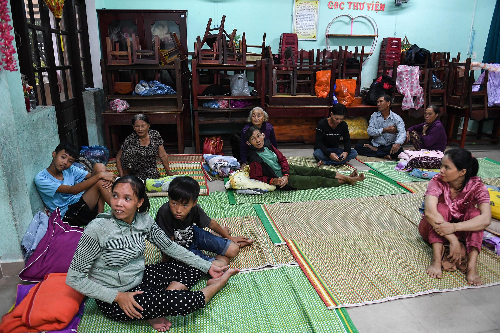 In Vietnam birngen sich die Menschen vor dem Taifun "Noru" in Sicherheit