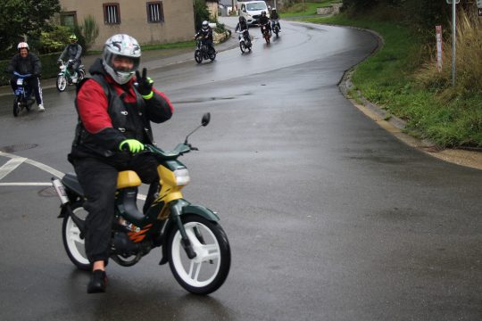 Ausfahrt des Mofa- und Mopedclubs "MMC Nube de polvo" (Bild: Christoph Heeren/BRF)