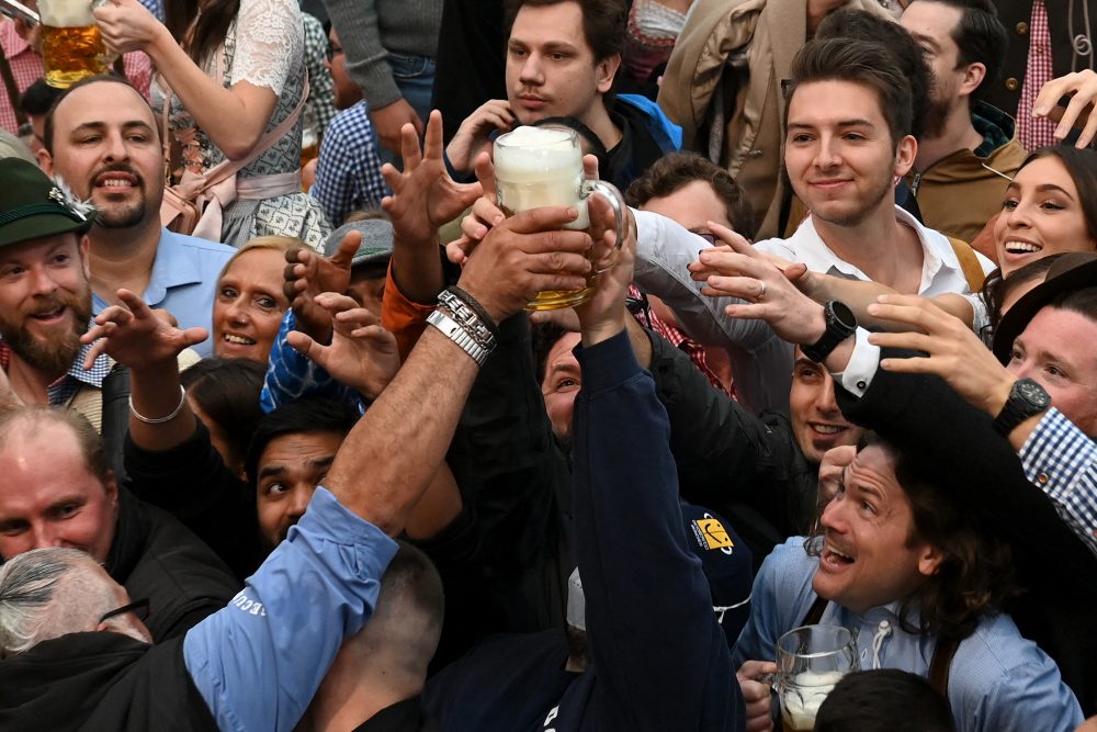 Das Bier fließt wieder in Strömen in München (Bild: Christof Stache/AFP)