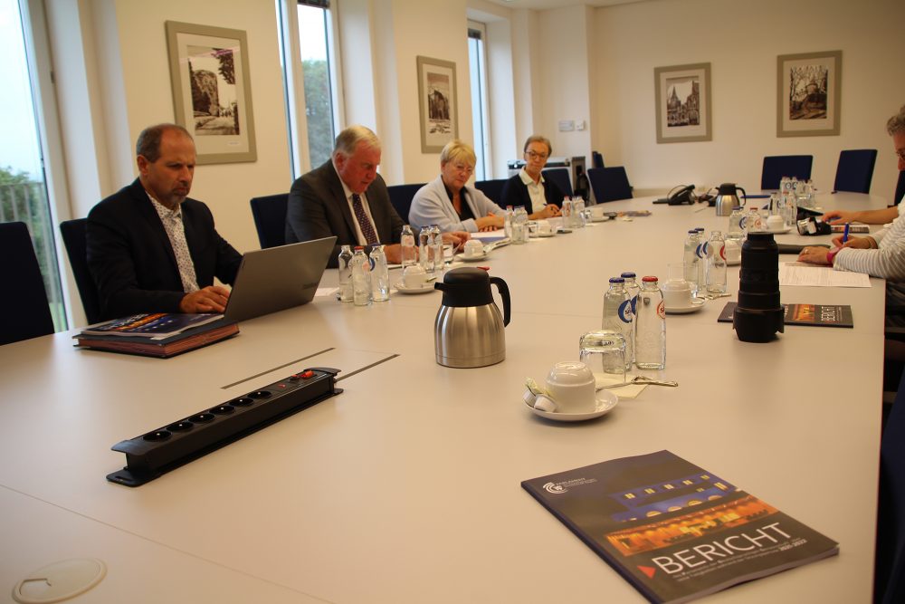 Greffier Stephan Thomas, Karl-Heinz Lambertz (PDG-Präsident), Patricia Creutz-Vilvoye (PDG-Vizepräsidentin) und Myriam Pelzer (Dienstleiterin Öffentlichkeitsarbeit und Dokumentation) - Bild: Laura Jansen/BRF