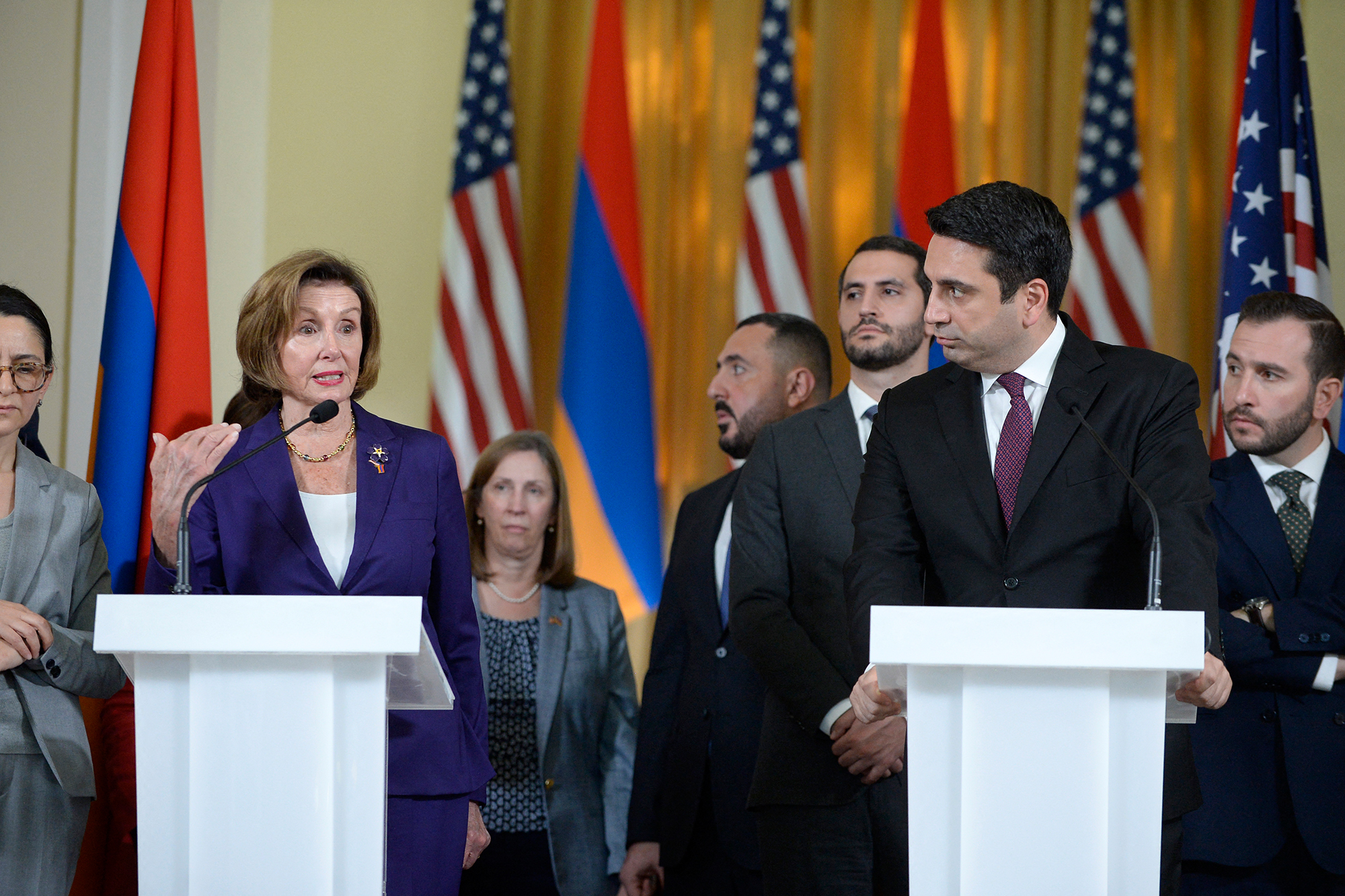 Die Präsidentin des US-Repräsentantenhauses, Nancy Pelosi, und der Präsident der Nationalversammlung, Alen Simonyan (Bild: Karen Minasyan/AFP)