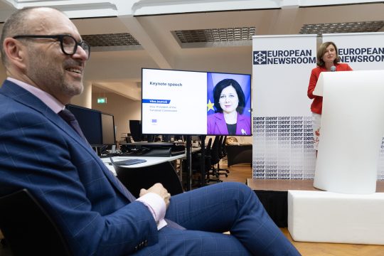 Dpa-Geschäftsführer Peter Kropsch im Großraumbüro der Belga (Bild: Benoit Doppagne/Belga)