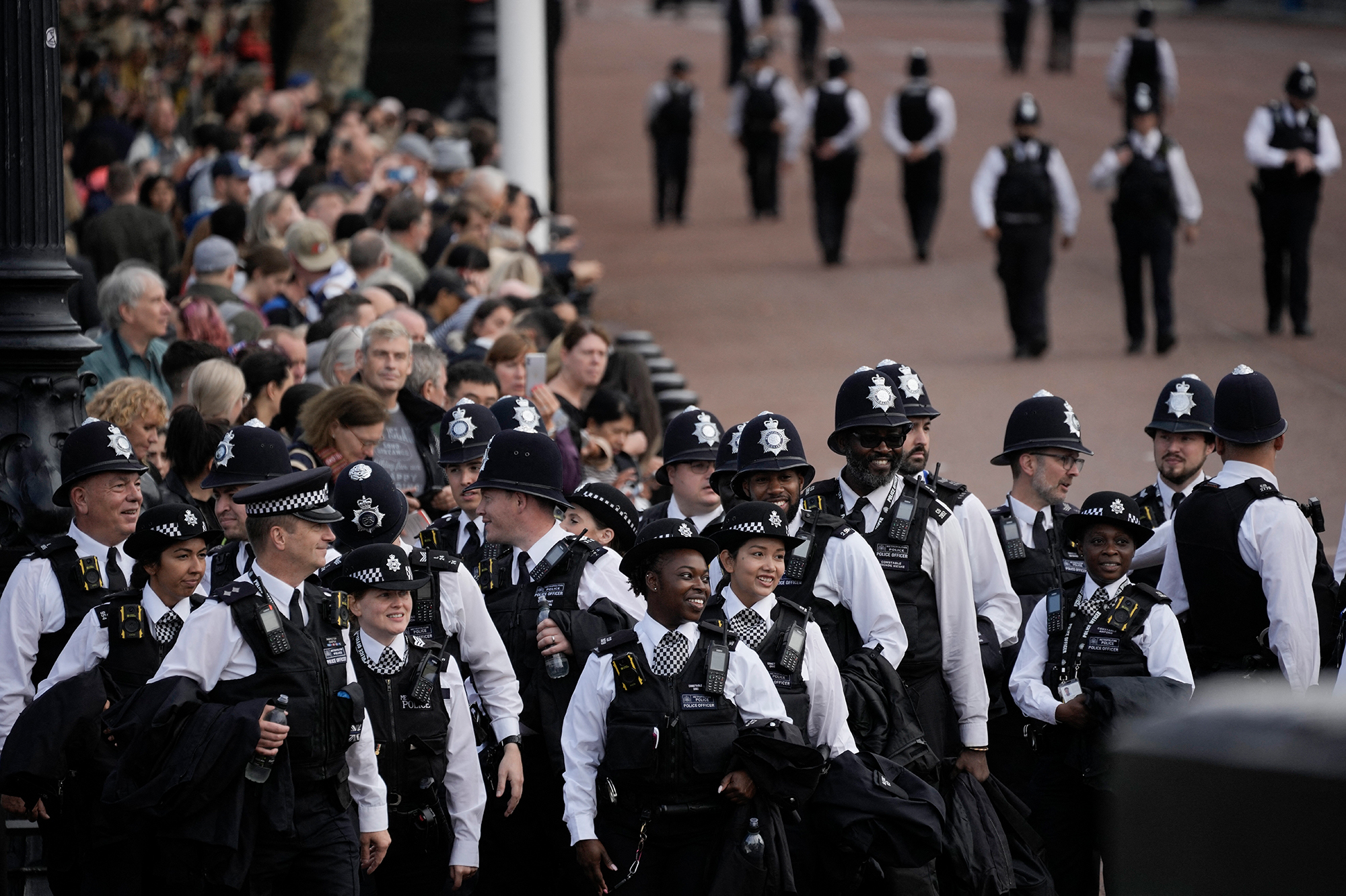 Polizeibeamte vor dem Buckingham Palace in London am 14. September (Bild: Vadim Ghirda/Pool/AFP)