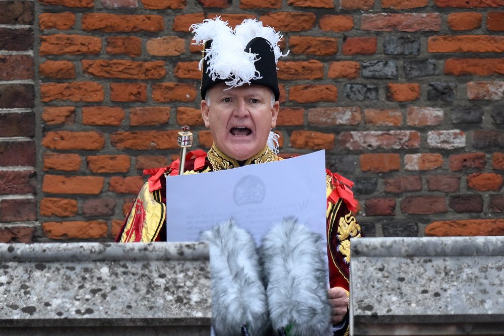 Garter Principle King of Arms, David Vines White, ruft Charles zum König aus (Bild: Daniel Leal/AFP)