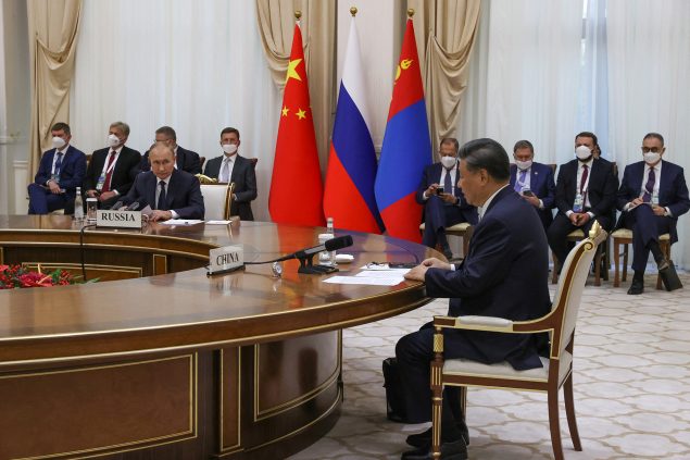 Chinas Präsident Xi Jinping (re.) und der russische Präsident Wladimir Putin beim Gipfeltreffen der Staats- und Regierungschefs der Shanghaier Organisation für Zusammenarbeit (SOZ) in Samarkand (Bild: Alexandr Demyanchuk/Sputnik/AFP)