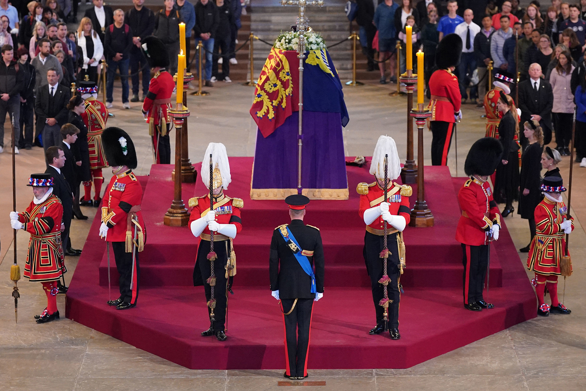 Die Enkelkinder der verstorbenen Königin Elisabeth II. halten vor ihrem in der Westminster Hall aufgebahrten Sarg Wache (Bild: Yui Mok/Pool/AFP)