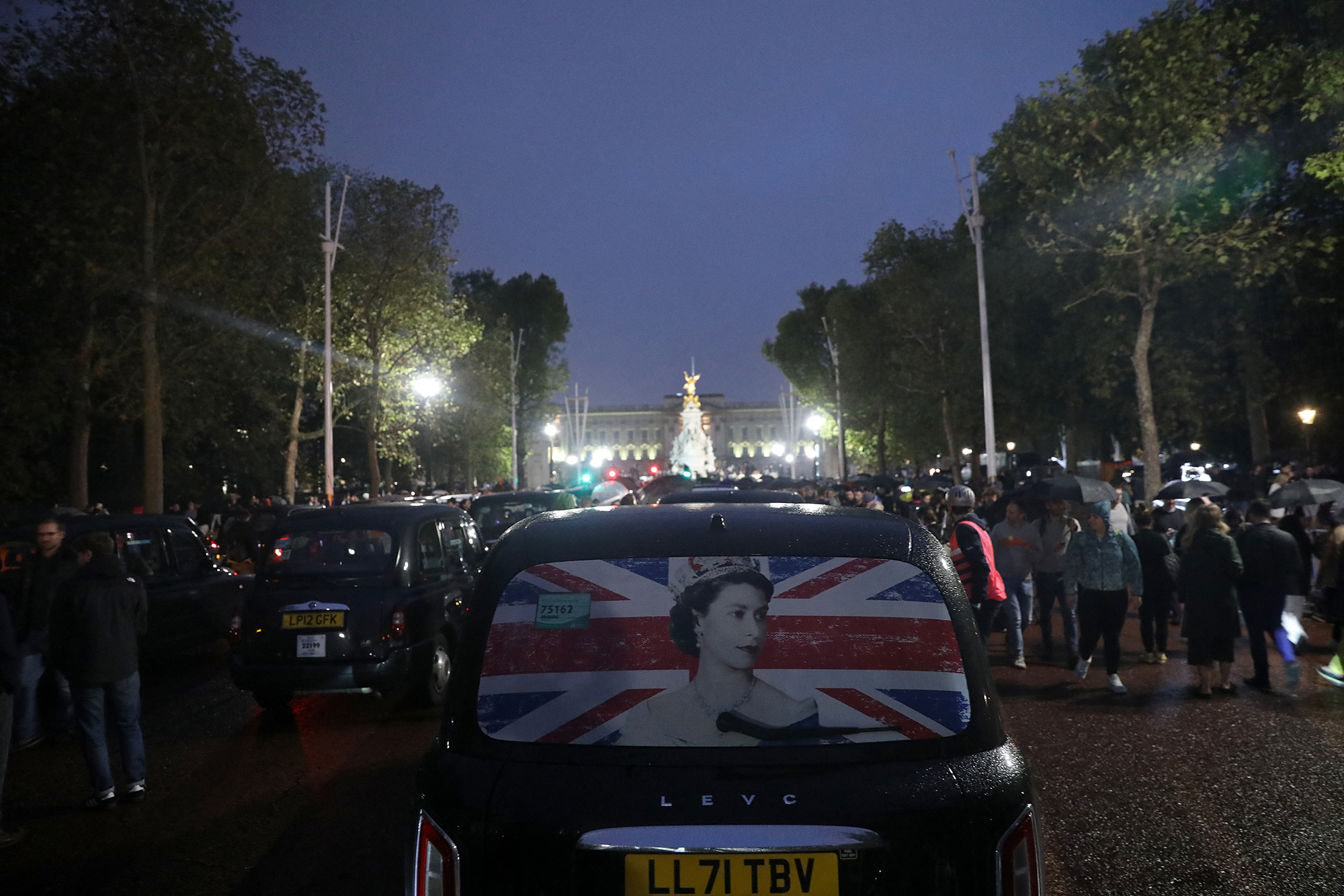 Auf der "Mall" vor dem Buckingham Palast haben sich nach der Bekanntgabe des Todes von Königin Elizabeth II. zahlreiche Menschen versammelt (Bild: Isabel Infantes/AFP)