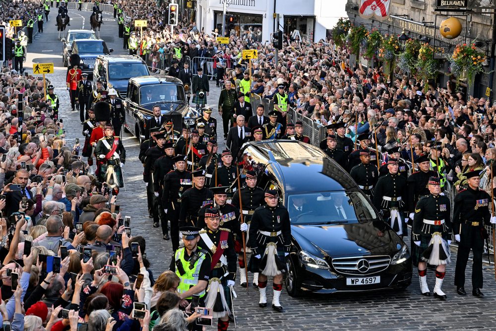 Prozession des Sarges von Königin Elizabeth II. vom Palace of Holyroodhouse zur St. Giles Cathedral in Edinburgh (Bild: Louisa Gouliamaki/AFP)