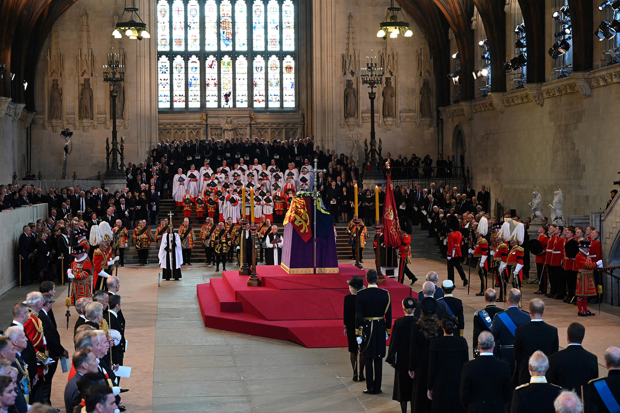 König Charles III. und andere hochrangige Mitglieder der britischen Königsfamilie beim Gottesdienst zur Aufnahme des Sarges von Königin Elisabeth II. in der Westminster Hall im Palace of Westminster in London (Bild: Oli Scarff/Pool/AFP)