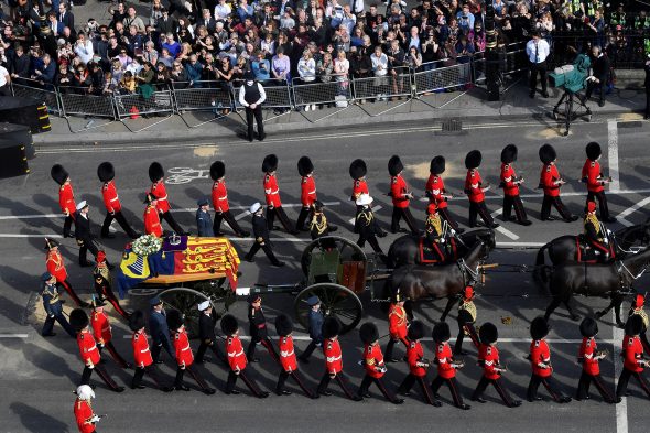 Der Sarg von Königin Elisabeth II. wurde mit einer königlichen Standarte und der kaiserlichen Staatskrone geschmückt von einem Geschützwagen der königlichen Pferdeartillerie während einer Prozession vom Buckingham Palace zum Palace of Westminster in London gebracht (Bild: Toby Melville/Pool/AFP)