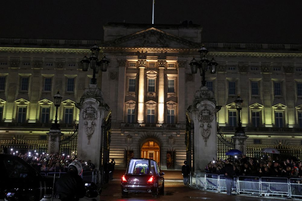 Der Leichenzug mit dem Sarg der Queen kommt am Buckingham Palast an