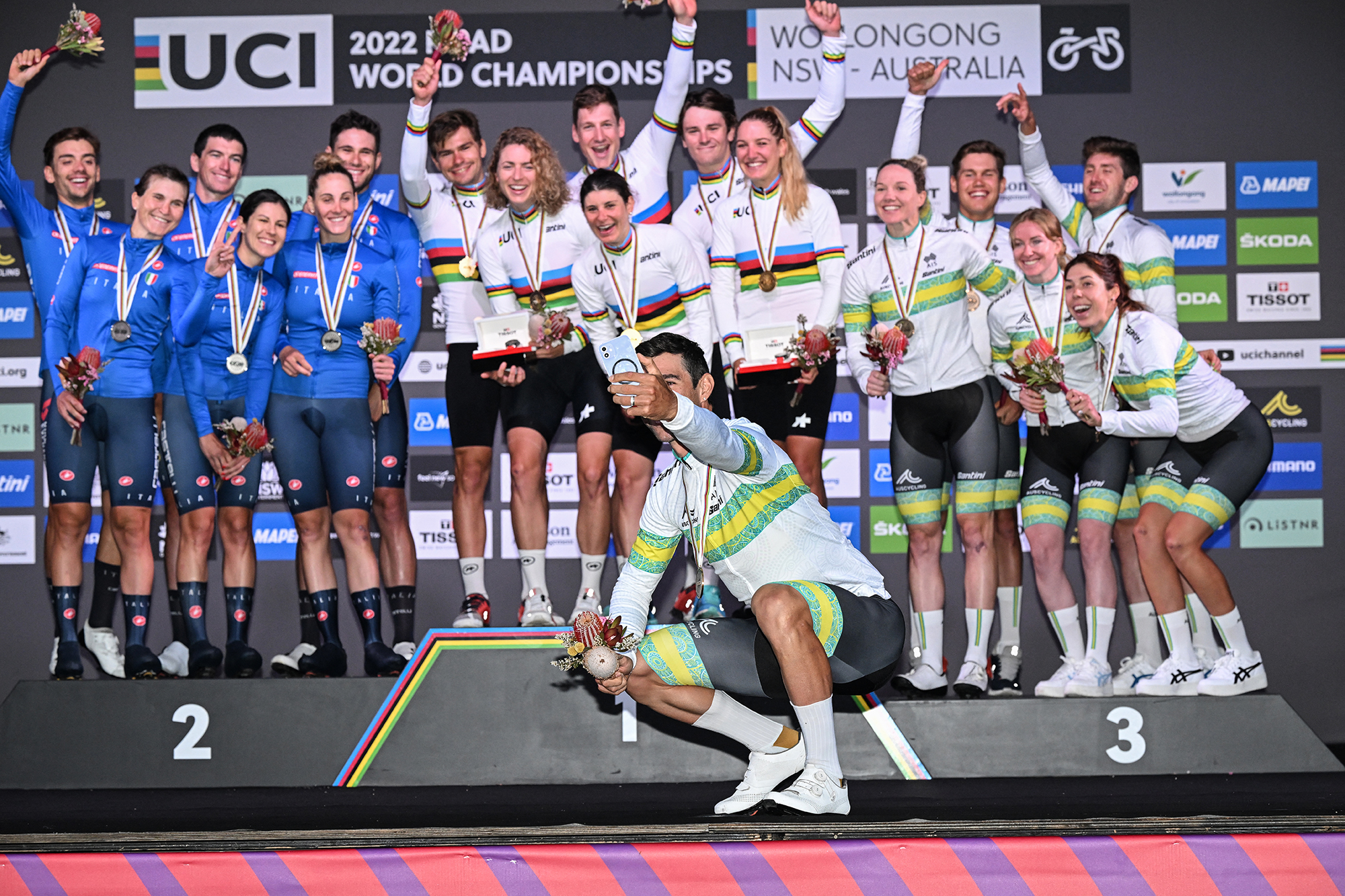 Mitglieder des Schweizer Teams (Mi.), der italienischen Mannschaft (li.) und der australischen Auswahl (re.) (Bild: William West/AFP)