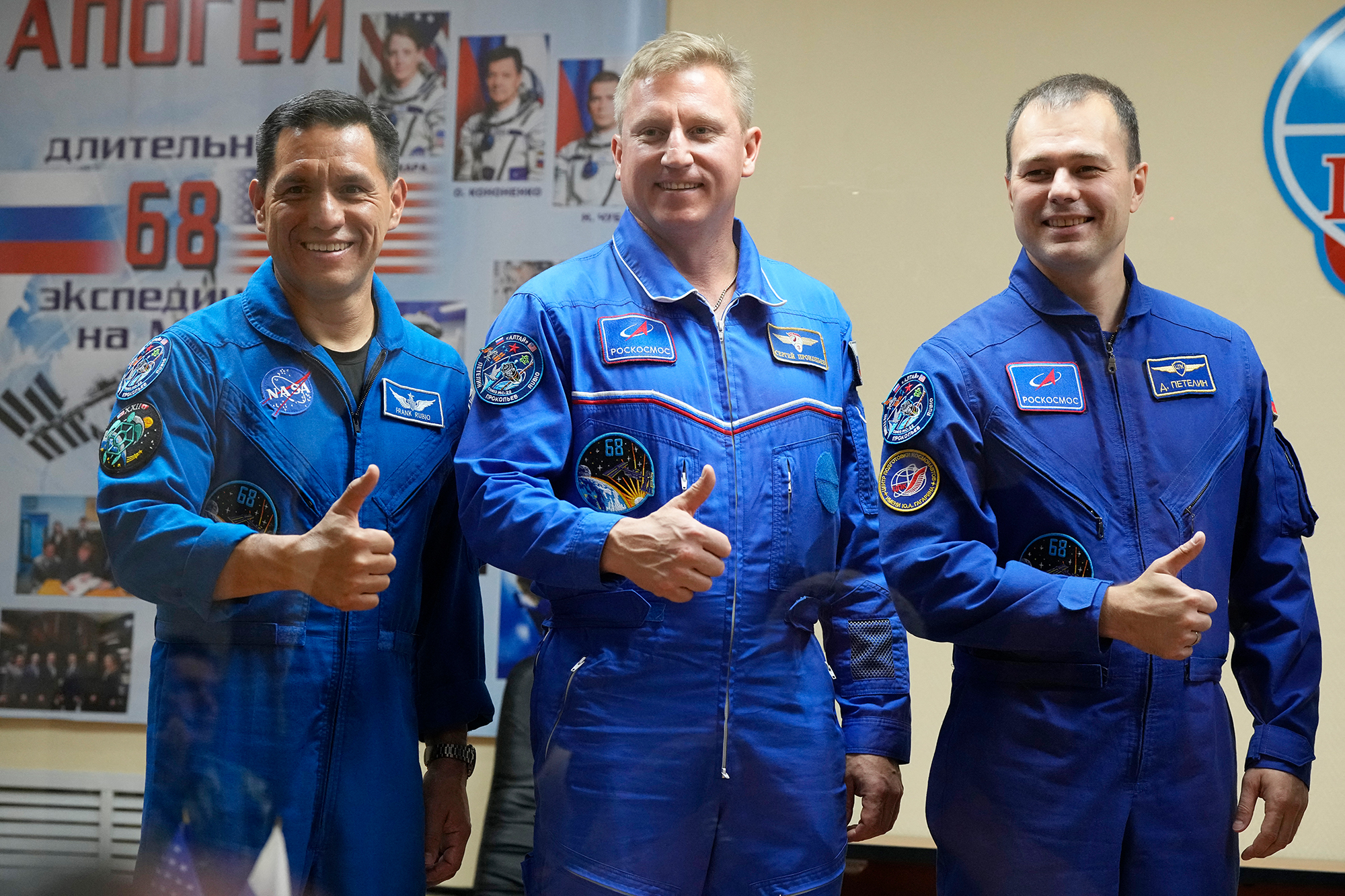 NASA-Astronaut Frank Rubio und die russischen Kosmonauten Sergej Prokopjew und Dmitri Petelin (v.l.n.r.) (Bild: Dmitry Lovetsky/Pool/AFP)