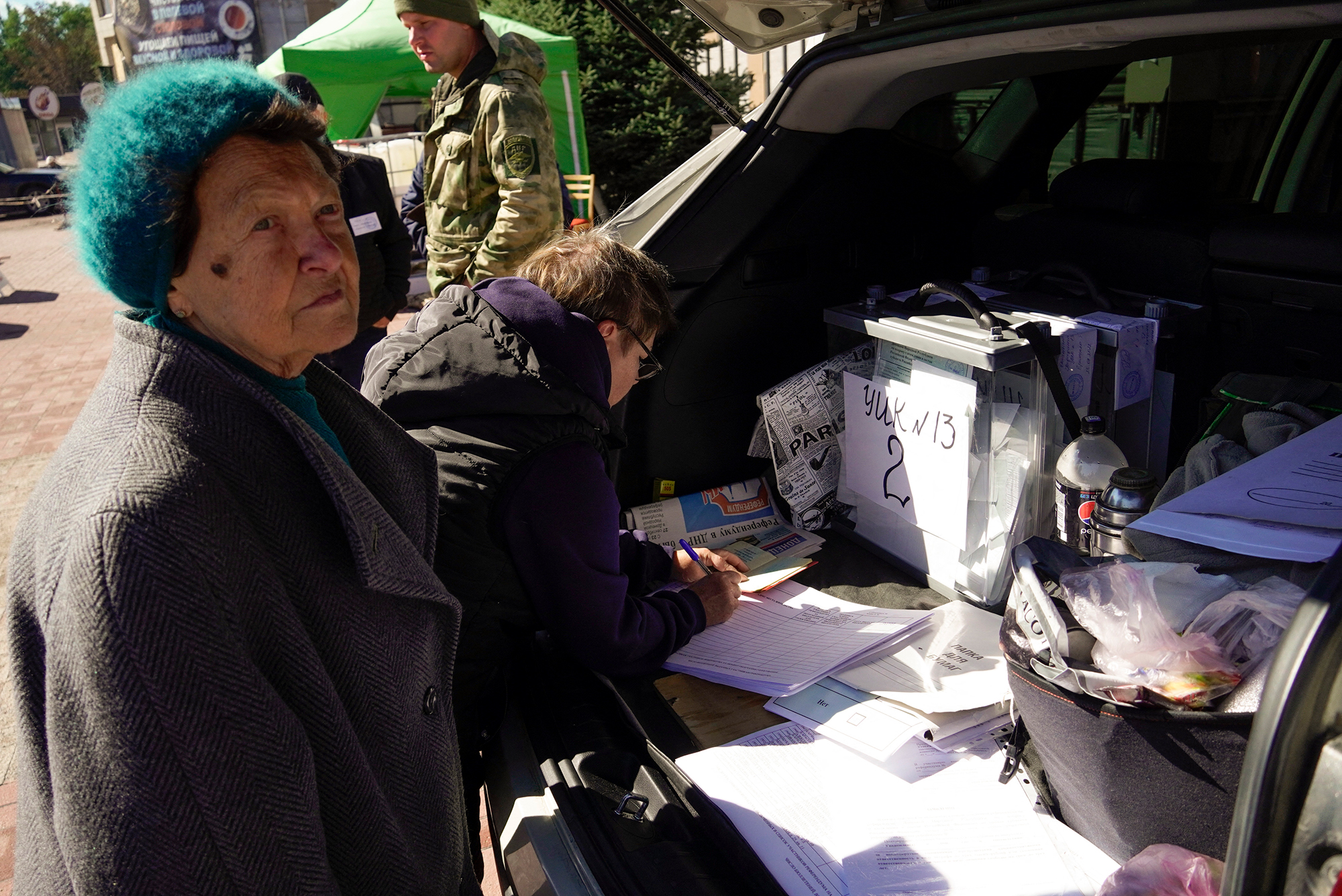 Scheinreferenden in der Ukraine: Mobile Wahlstation in Mariupol