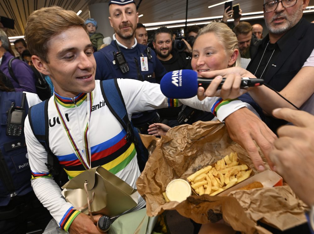 Remco Evenepoel bei der Ankunft in Belgien (Bild: Eric Lalmand/Belga)