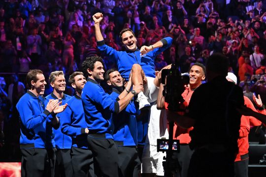 Roger Federer wird von seinen Teamkollegen gefeiert (Bild: Glyn Kirk/AFP)