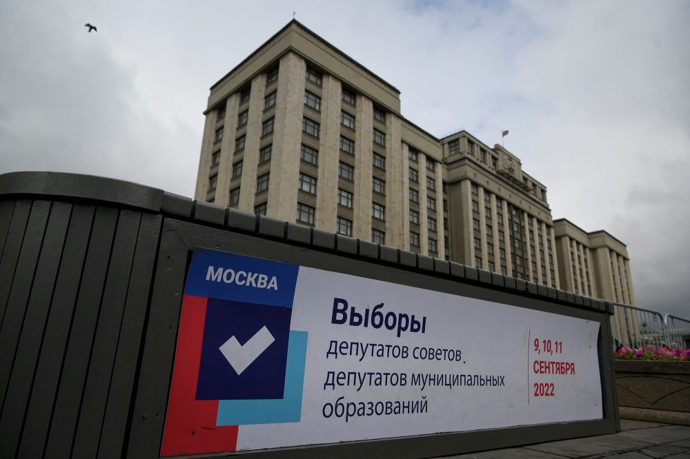 Das Plakat vor dem Gebäude der Staatsduma in Moskau kündigt die bevorstehenden russischen Regionalwahlen an (Bild: Natalia Kolesnikova/AFP)