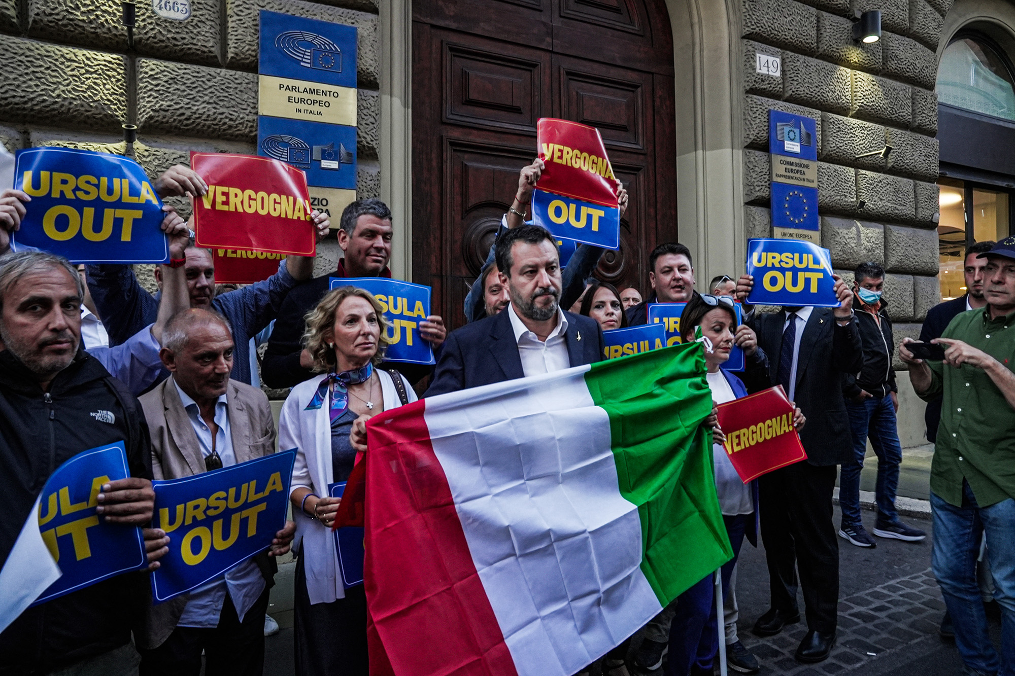 Der Lega-Chef Matteo Salvini bei einer Protestkundgebung vor der Vertretung der EU-Kommission in Rom (Bild: Giovanni Grezzi/AFP)