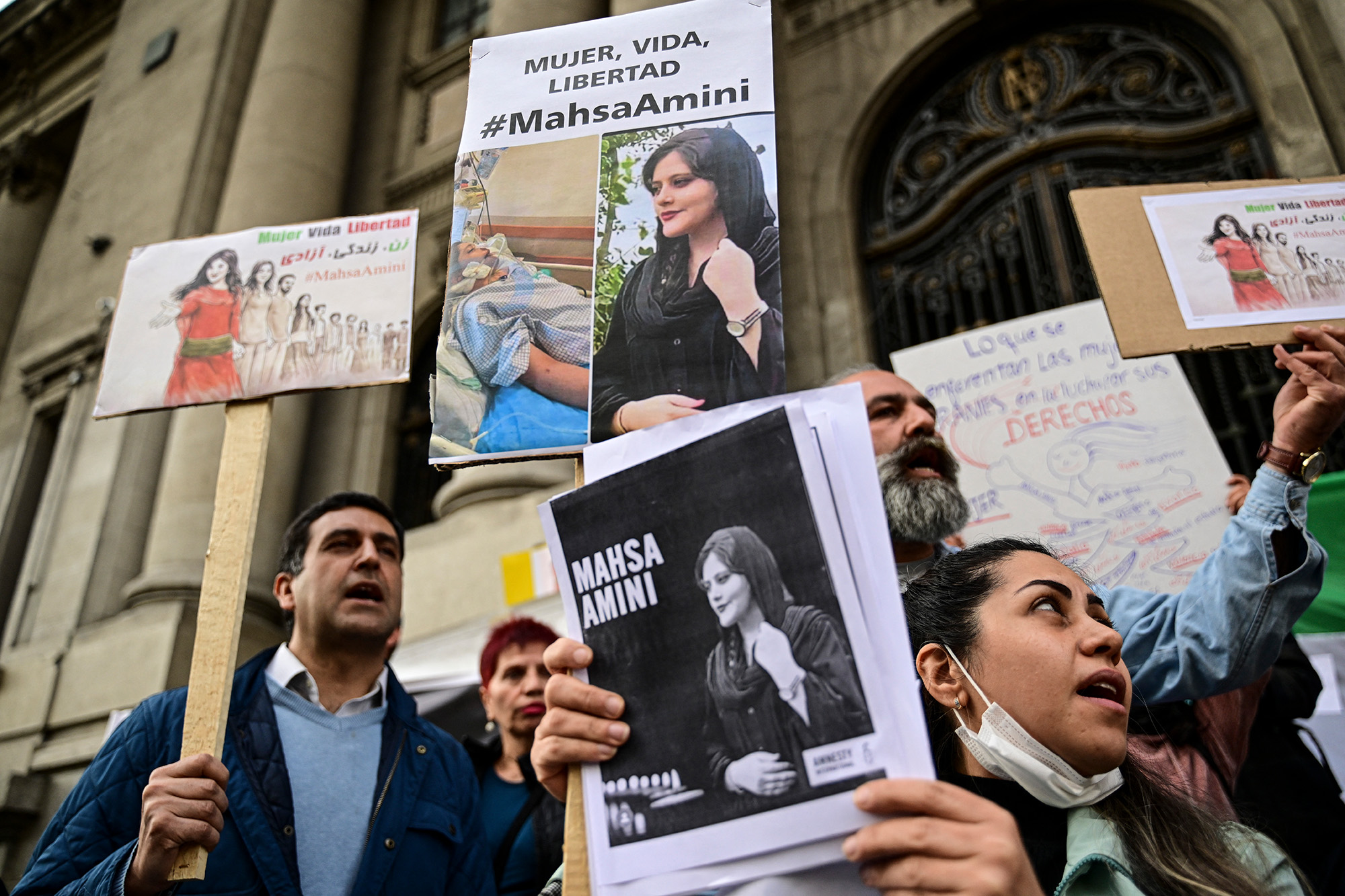 Demonstration in Santiago de Chile zur Unterstützung von Mahsa Amini (Bild: Martin Bernetti/AFP)