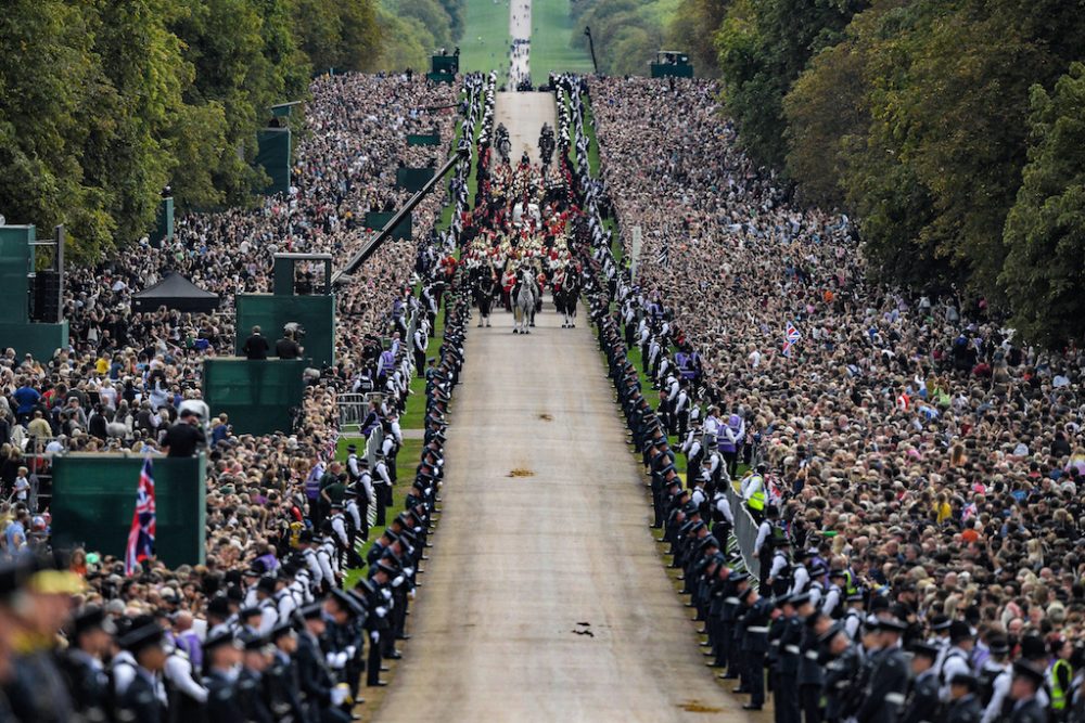 Der Sarg der Queen auf dem letzten Weg zum Schloss Windsor (Bild: Carl De Souza/Pool/AFP)