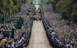 Der Sarg der Queen auf dem letzten Weg zum Schloss Windsor (Bild: Carl De Souza/Pool/AFP)