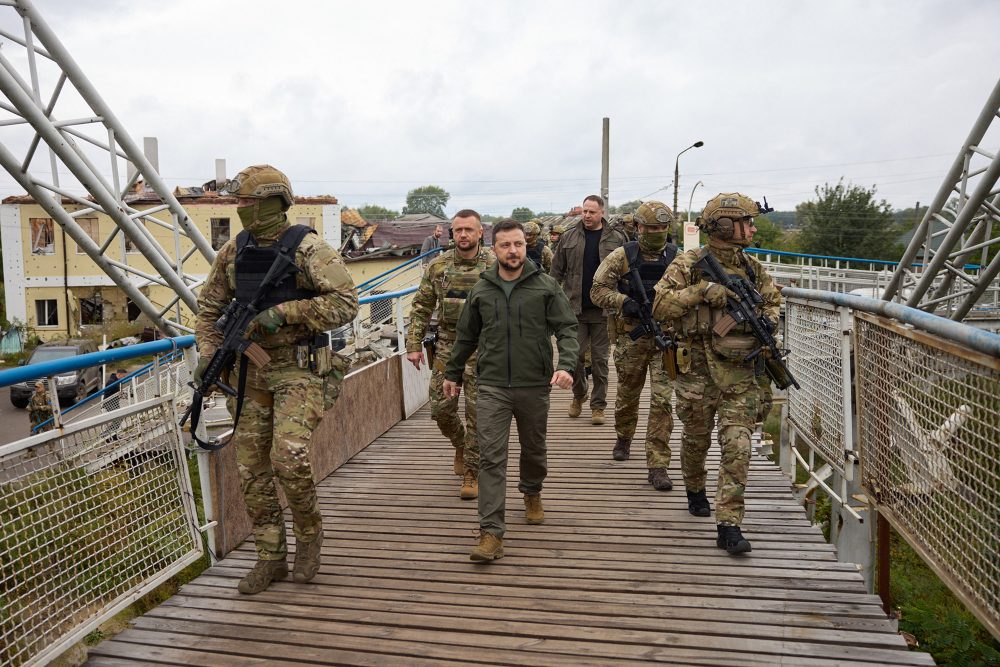 Der ukrainische Präsident Wolodymyr Selenskyj besucht Isjum (Bild: Ukrainian Presidential Press Service/AFP)