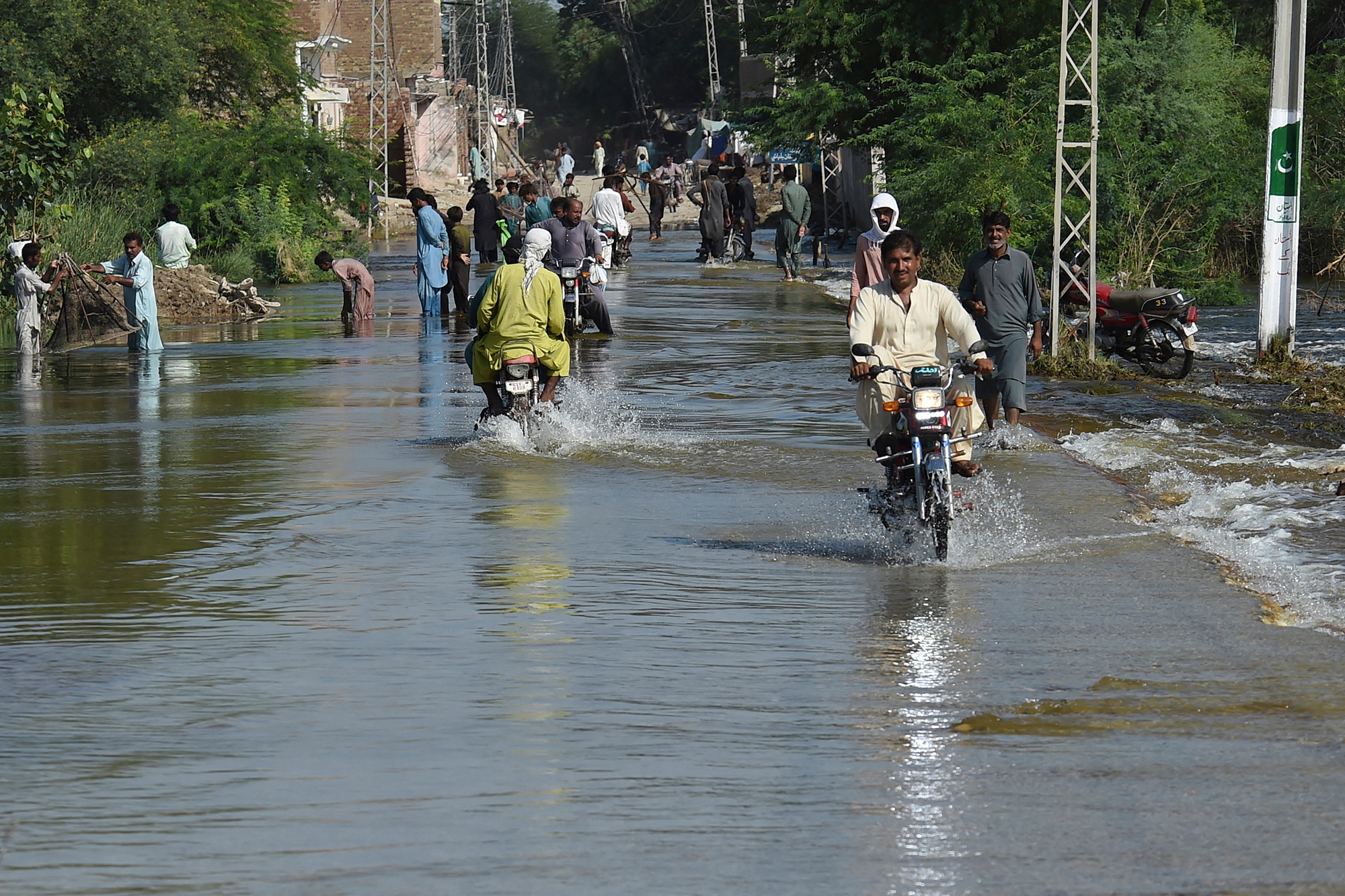 Überflutete Straße in der Gegend von Kandiaro in der pakistanischen Provinz Sindh (Bild: Asif Hassan/AFP)