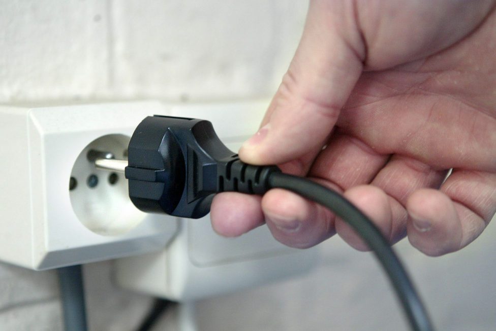 Stecker wird in Steckdose gesteckt