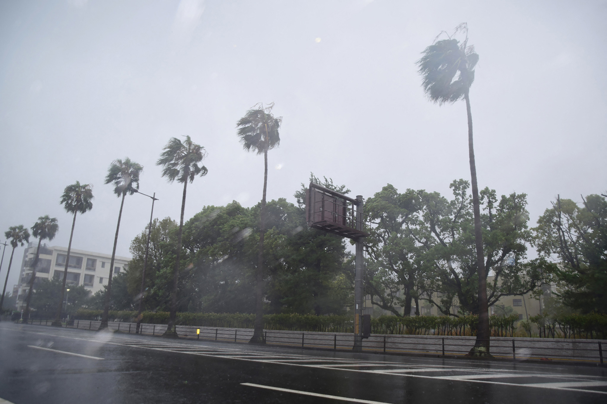 Der Taifun Nanmadol zog auch durch die japanische Stadt Kagoshima, südlich von Kyushu (Bild: STR/Jiji Press/AFP)