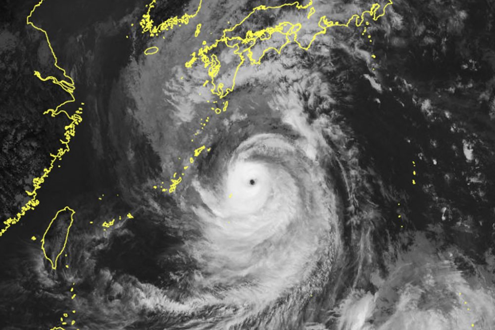 Ein von der Japanischen Meteorologischen Agentur veröffentlichtes Satellitenbild zeigt den Taifun Nanmadol in der Nähe der südlichen, abgelegenen Inseln Japans (Bild: AFP Photo/Japan Meteorological Agency)