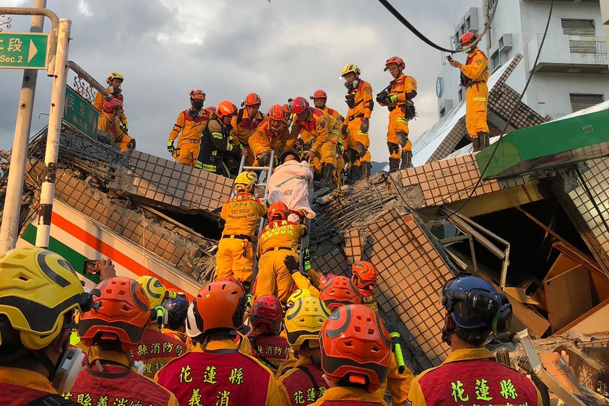 Feuerwehrleute retten eine Person aus einem eingestürzten Gebäude in der Gemeinde Yuli im Bezirk Hualien (Bild: Handout/Taitung County Fire Bureau/AFP)