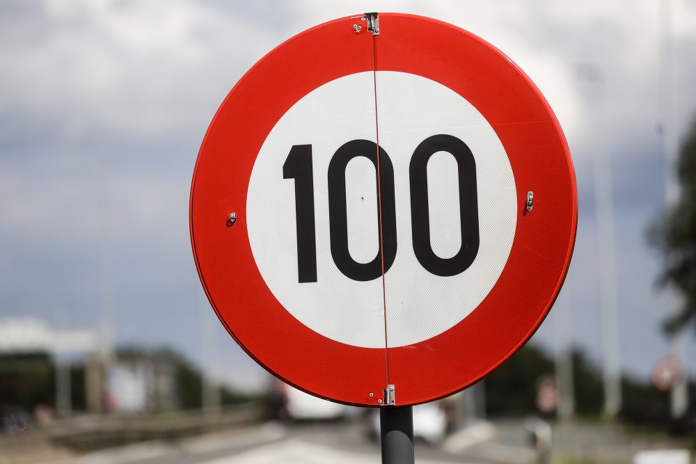 Geschwindigkeitsbegrenzung auf 100 Stundenkilometer