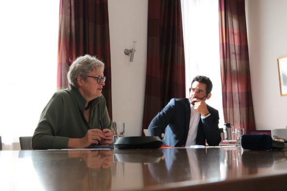 Raumordnungsexpertin Ursula Stein mit dem zuständigen Minister Antonios Antoniadis (Bild: Linda Zwartbol/Kabinett Antoniadis)