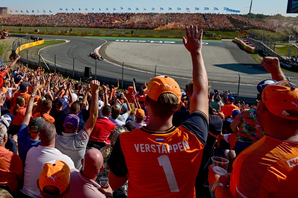 Verstappen-Fan jubeln beim Qualifying in Zandvoort (Bild: Andrej Isakovic/AFP)