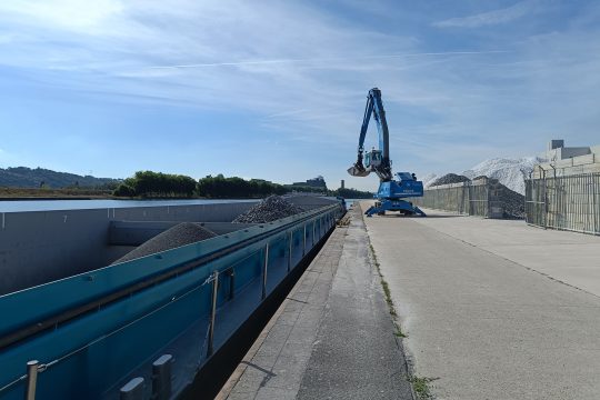 Anlegestelle des Unternehmens Victor-Meyer am Albertkanal in Hermalle-sous-Argenteau (Bild: Andreas Lejeune/BRF)