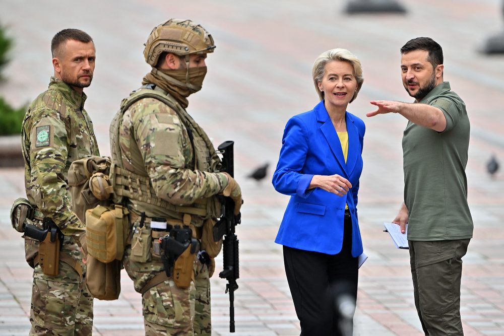 Der ukrainische Präsident Selenskyj und EU-Kommissionspräsidentin von der Leyen in Kiew (Bild: Sergei Supinsky/AFP)