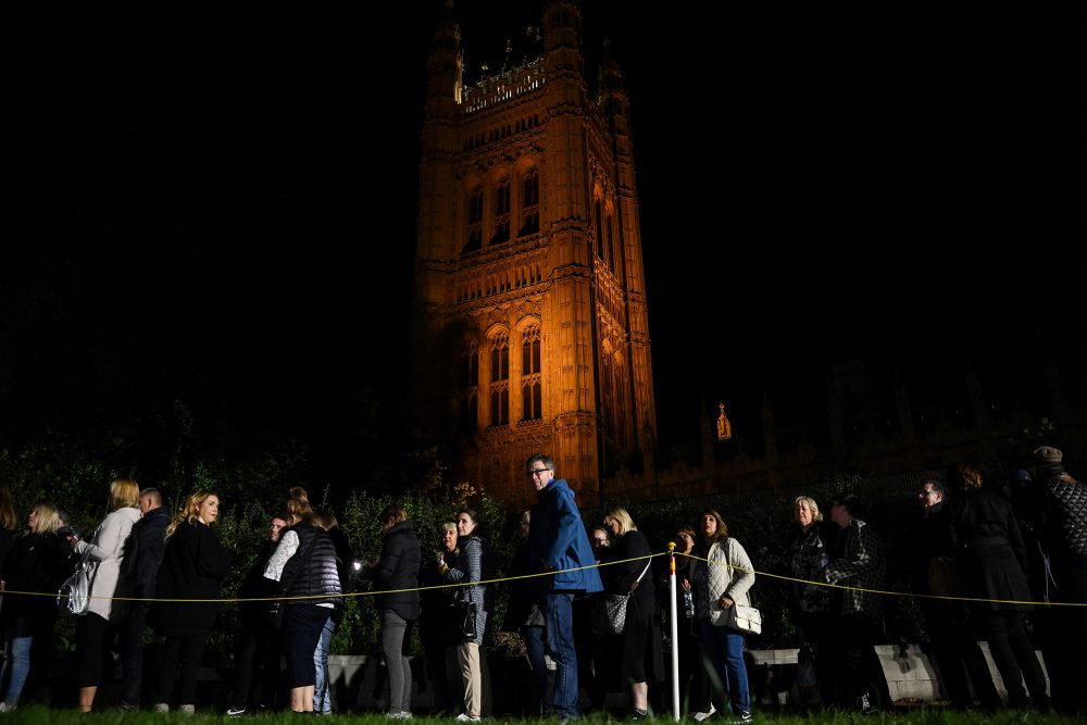 Die Menschenschlange war auch am Freitagabend sehr lang (Bild: Daniel Leal/AFP)