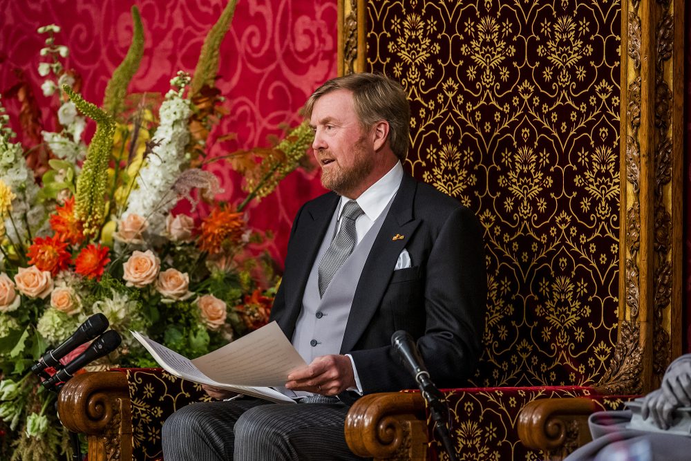 König Willem-Alexander verliest die Thronrede vor den Mitgliedern des Senats und der Abgeordnetenkammer (Bild: Remko de Waal/ANP/AFP)