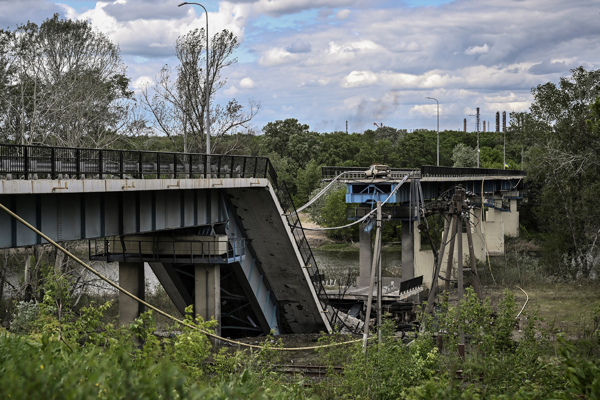 Zerstörte Brücke, die Lyssytschansk mit Sewerodonezk in der Region Donbas verbindet (Archivbild: Aris Messinis/AFP)
