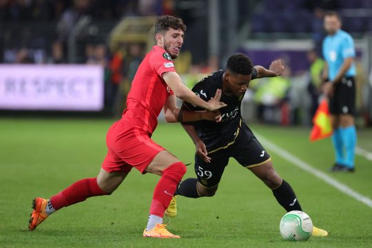 Anderlecht-Spieler Julien Duranville (re.) kämpft um den Ball (Bild: Virginie Lefour/Belga)