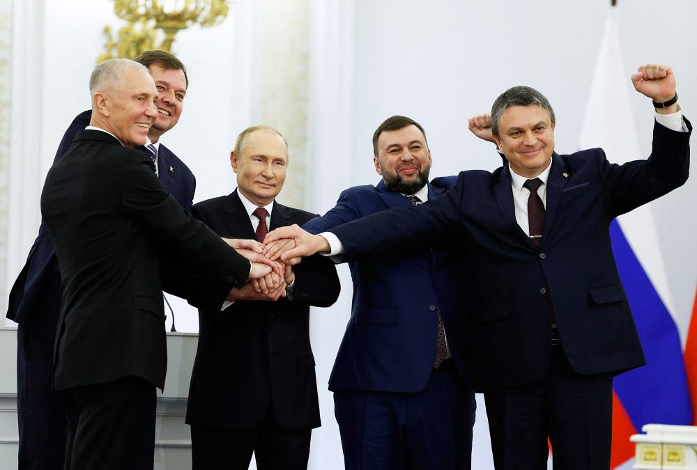 Russlands Präsident Putin mit den von Russland bestimmten Chefs der vier annektierten Regionen (Bild: Dmitry Astakhov/Sputnik/AFP)