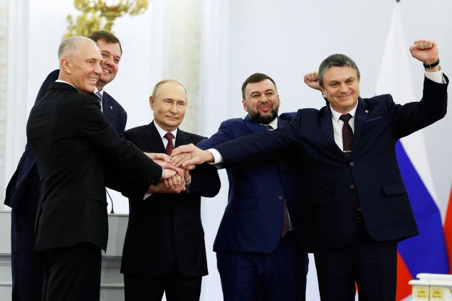 Russlands Präsident Putin mit den von Russland bestimmten Chefs der vier annektierten Regionen (Bild: Dmitry Astakhov/Sputnik/AFP)